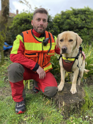 Illustration de l'article : 2 chiens pompiers unissent leurs talents dans une course contre la montre pour retrouver un quinquagénaire disparu depuis des heures