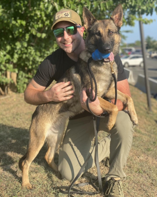 Illustration de l'article : Cette chienne de la police ayant courageusement sauvé la vie d'une enfant reçoit une jolie récompense 2 mois plus tard