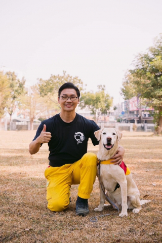 Illustration de l'article : Jugé trop amical, ce chien échoue à l’académie de police, mais trouve une nouvelle mission de vie héroïque (vidéo)