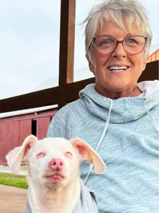 Illustration de l'article : Piglet le célèbre chien sourd et muet vit une rencontre émouvante avec une "fan" qu'il a aidée à se ressaisir au moment où elle était au plus bas