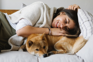 Illustration de l'article : Une femme forcée de prendre une décision après que son compagnon lui ait suggéré d’abandonner son chien