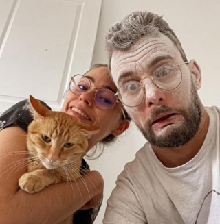 Illustration de l'article : Ce chat en fait voir de toutes les couleurs à ses propriétaires en plein chantier et ses facéties deviennent virales (vidéo)