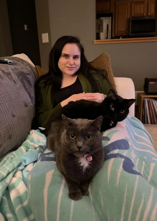 Illustration de l'article : Après un bref moment d'angoisse en constatant l'absence de son chat, elle le retrouve avec une médaille en forme de coeur et un magnifique message