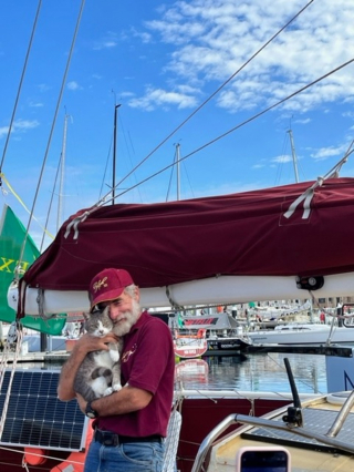 Illustration de l'article : L'arrivée d'Oli, le chat star d'une célèbre course à la voile, attendue par des dizaines de personnes sur le quai