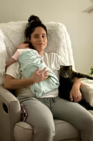 Illustration de l'article : Une chatte conquiert le coeur de sa maîtresse provisoire et se transforme en grande soeur protectrice