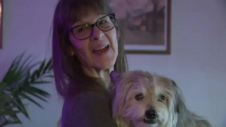 Illustration de l'article : Soulagement et surprise pour la propriétaire d'un vieux chien retrouvé dans un endroit improbable