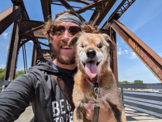 Illustration de l'article : Un homme parcourt tous les ponts de la région avec sa chienne de 18 ans pour lui offrir ses derniers moments préférés