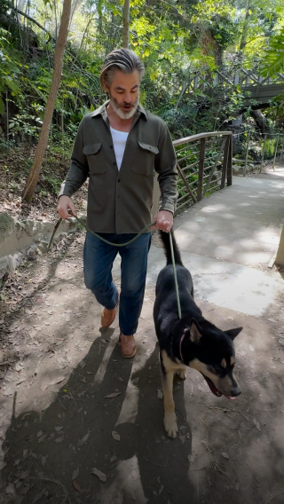 Illustration de l'article : L'acteur Chris Pine ouvre les portes de son foyer à 2 chiens de refuge pour les aider à prendre un nouveau départ