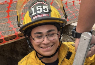Illustration de l'article : "L'homme à chats" de la caserne des pompiers portant secours à un chaton en détresse devient source d'inspiration pour une fillette assistant au sauvetage
