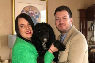 Illustration de l'article : La propriétaire d'un chien qu'elle venait de laisser chez le toiletteur 6 km plus loin n'en revient pas en le retrouvant tout trempé dans son jardin