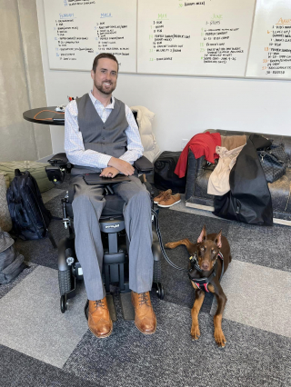 Illustration de l'article : L’admirable persévérance d’une femme qui a entraîné son Dobermann à devenir un chien d’assistance pour son mari en fauteuil roulant (vidéo)
