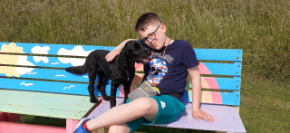 Illustration de l'article : Trop anxieux pour dormir seul, un jeune garçon sourd trouve du réconfort auprès du chien entendant qui a changé sa vie