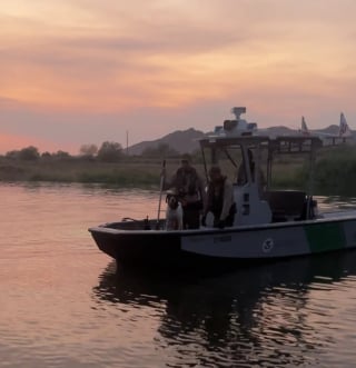Illustration de l'article : Recherchant désespérément sa chienne tombée dans un fleuve, il retrouve le sourire grâce aux gardes-frontières patrouillant 2 km plus loin