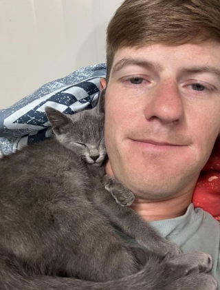Illustration de l'article : Un militaire sauve un chaton de 2 semaines lors d'un déploiement à l'étranger et fait tout son possible pour lui offrir une vie meilleure