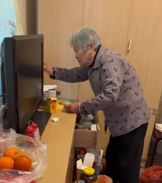 Illustration de l'article : Une dame qui cherchait son dentier se tourne vers son chien et le découvre avec un sourire inhabituel (vidéo) 