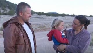 Illustration de l'article : Les parents d’un enfant de 2 ans mis en sécurité par un chien après s’être perdu en pleine nuit rendent hommage à l’animal
