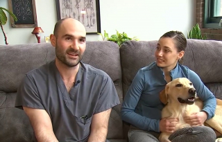 Illustration de l'article : Un couple en plein préparatifs de mariage loin de chez lui décide de tout interrompre pour tenter de retrouver son chien perdu