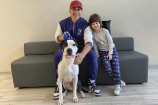 Illustration de l'article : En livrant un repas dans un refuge animalier, cet homme croise le regard de son âme-soeur canine et ne peut s’empêcher de l’adopter officiellement