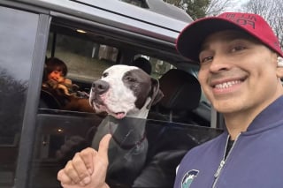 Illustration de l'article : En livrant un repas dans un refuge animalier, cet homme croise le regard de son âme-soeur canine et ne peut s’empêcher de l’adopter officiellement