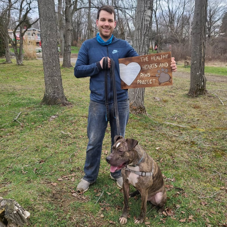 Illustration de l'article : Après avoir passé 7 ans en refuge et subi de nombreux échecs, ce chien trouve enfin son foyer pour la vie