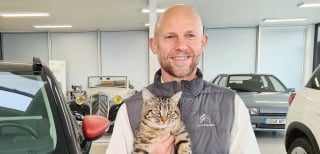 Illustration de l'article : Coincée dans l’aile d’une voiture et sauvée par des garagistes, cette petite chatte tigrée vit désormais sa meilleure vie après des humains qui l’ont secourue
