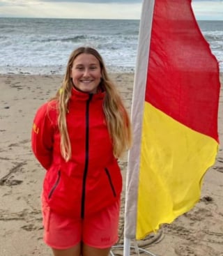 Illustration de l'article : Une femme saute à l’eau pour récupérer un chien épuisé à 200 mètres de la côte, mais refusant de faire demi-tour 