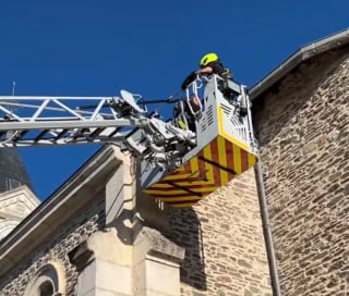 Illustration de l'article : Elle cherchait son chat depuis 13 jours jusqu'à ce que ses miaulements la mènent à une église et donnent lieu à un sauvetage délicat