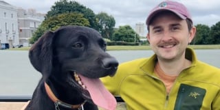 Illustration de l'article : Ce chien « incroyablement loyal et intelligent » nettoie les plages aux côtés de son propriétaire investi dans l’écologie