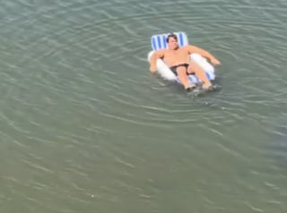 Illustration de l'article : 2 Golden Retrievers paniquent en voyant leur maître "en danger" sur une chaise flottante et sautent à l'eau pour le sauver (vidéo)