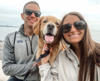 Illustration de l'article : De retour après une mission militaire de 3 mois, cet homme est accueilli en grande pompe par son adorable Golden Retriever (vidéo)