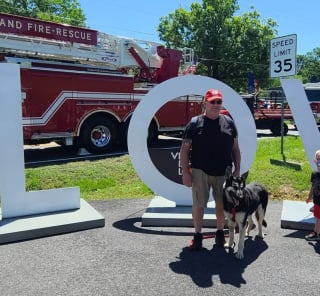 Illustration de l'article : Bless&eacute; par balle au visage, ce chien surmonte son traumatisme et s'offre une nouvelle vie dans une famille aimante avec 2 cong&eacute;n&egrave;res bienveillants