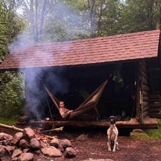 Illustration de l'article : « Je lui dois beaucoup plus de friandises », coincé dans les montagnes avec plusieurs os brisés, un homme rampe pendant des heures et survit grâce à l’aide de son chien (vidéo)
