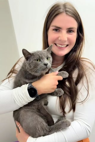 Illustration de l'article : Renversé par une voiture et grièvement blessé, ce chat errant devait être euthanasié jusqu’à ce qu’un appel redonne espoir à sa sauveuse (vidéo)