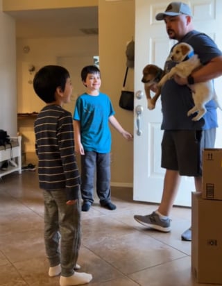 Illustration de l'article : En comprenant que les 2 chiens qu’ils ont accueilli en famille d’accueil sont désormais les leurs, ces enfants ont une réaction très émouvante