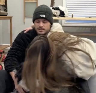 Illustration de l'article : Seul face au silence de la maison, ce Husky accueille avec une énorme joie sa nouvelle petite sœur qu'il attendait impatiemment (vidéo)