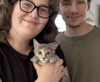 Illustration de l'article : Après avoir surmonté la peur et la solitude, cette petite chatte dévoile enfin sa personnalité lumineuse