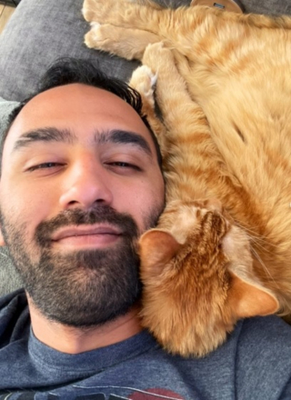 Illustration de l'article : Ce chat de refuge n'osait pas d&eacute;couvrir le monde ext&eacute;rieur jusqu'&agrave; ce que son adoptant emm&eacute;nage dans une maison avec jardin (vid&eacute;o)