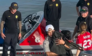 Illustration de l'article : Alors que les sauveteurs en mer s&rsquo;appr&ecirc;tent &agrave; abandonner apr&egrave;s une heure d'efforts, le museau de la chienne qu'ils recherchent surgit entre les vagues