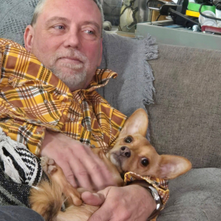 Illustration de l'article : Un policier retrouve un chiot terrifi&eacute; dans une maison abandonn&eacute;e et s&rsquo;assure qu&rsquo;il re&ccedil;oive une seconde chance de bonheur