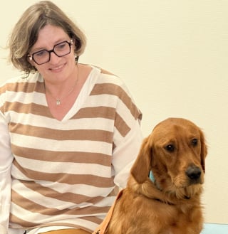 Illustration de l'article : "Cr&eacute;er un environnement plus serein et bienveillant", ce Golden Retriever entame officiellement sa mission aupr&egrave;s d'enfants victimes de violences