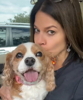 Illustration de l'article : Chaque soir, une femme s'assoit pr&egrave;s de la baignoire o&ugrave; sa chienne s&eacute;niore atteinte de d&eacute;mence pr&eacute;f&egrave;re s'endormir pour une raison &eacute;mouvante (vid&eacute;o)