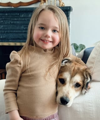 Illustration de l'article : Autrefois abandonn&eacute; sur un parking, ce chien d&eacute;couvre la magie de l&rsquo;hiver et savoure le bonheur d&rsquo;&ecirc;tre enfin aim&eacute; (vid&eacute;o)