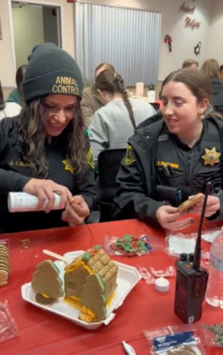 Illustration de l'article : 30 b&eacute;n&eacute;voles mobilis&eacute;s cuisinent et construisent des niches en biscuits pour offrir un moment de joie aux pensionnaires du refuge