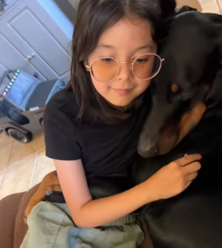 Illustration de l'article : &Eacute;mue par la relation unique entre sa fille et son Dobermann, une maman compile leurs plus beaux moments de complicit&eacute; (vid&eacute;o)