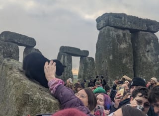 Illustration de l'article : Assise sur les pierres sacr&eacute;es, cette chatte noire r&eacute;clame des caresses aux visiteurs sans aucune g&ecirc;ne et vole la vedette &agrave; ce site historique (vid&eacute;o)