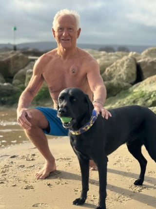 Illustration de l'article : "Je lui dois la vie", une bosse et un tatouage sur le coeur t&eacute;moignent de l'hommage d'un survivant &agrave; son Labrador h&eacute;ro&iuml;que