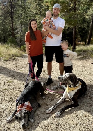Illustration de l'article : Un petit gar&ccedil;on de 3 ans montre son amour pour ses chiens en leur organisant une soir&eacute;e pyjama pleine de tendresse (vid&eacute;o)