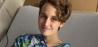 Illustration de l'article : Tous 2 gravement malades, un chien de th&eacute;rapie et un adolescent se rencontrent &agrave; l'h&ocirc;pital et se battent c&ocirc;te &agrave; c&ocirc;te pour gu&eacute;rir