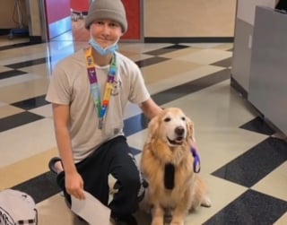 Illustration de l'article : Tous 2 gravement malades, un chien de th&eacute;rapie et un adolescent se rencontrent &agrave; l'h&ocirc;pital et se battent c&ocirc;te &agrave; c&ocirc;te pour gu&eacute;rir