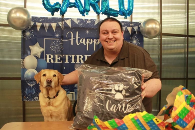 Illustration de l'article : Quand son chien guide prend sa retraite, cet étudiant malvoyant organise une fête en son honneur et se livre sur son importance dans sa vie